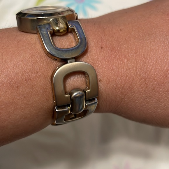 DKNY - Picture 3 of 4